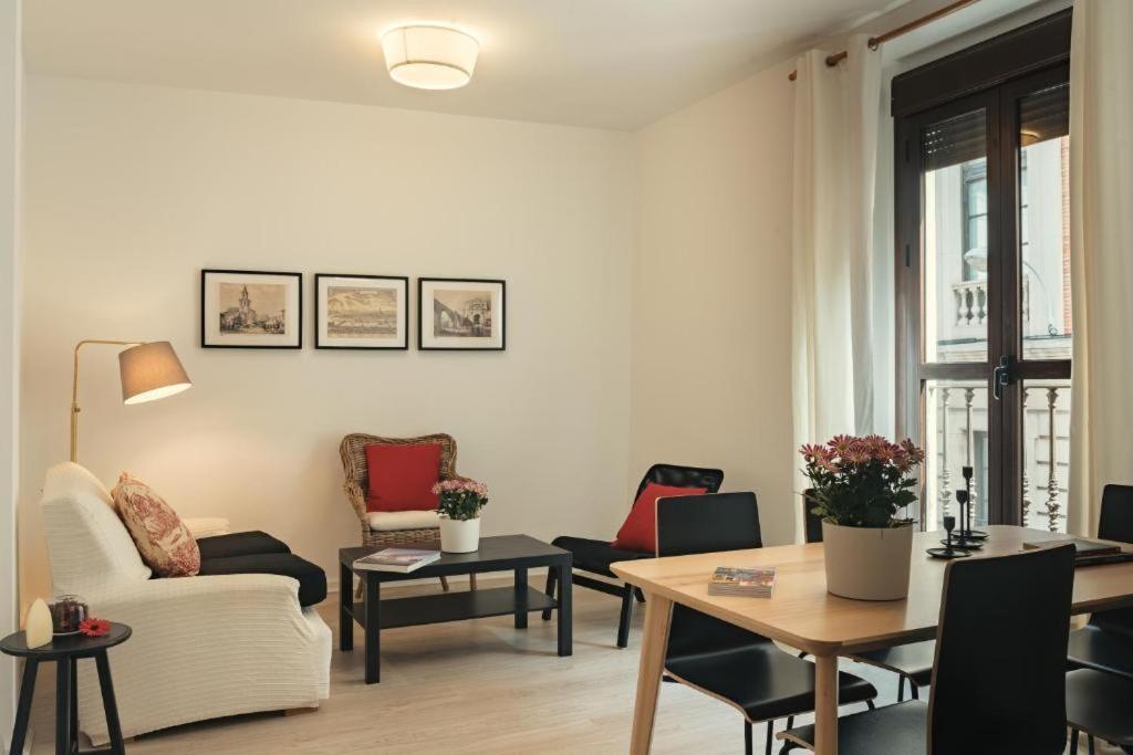 Apartamentos San Pedro Sevilla Bagian luar foto