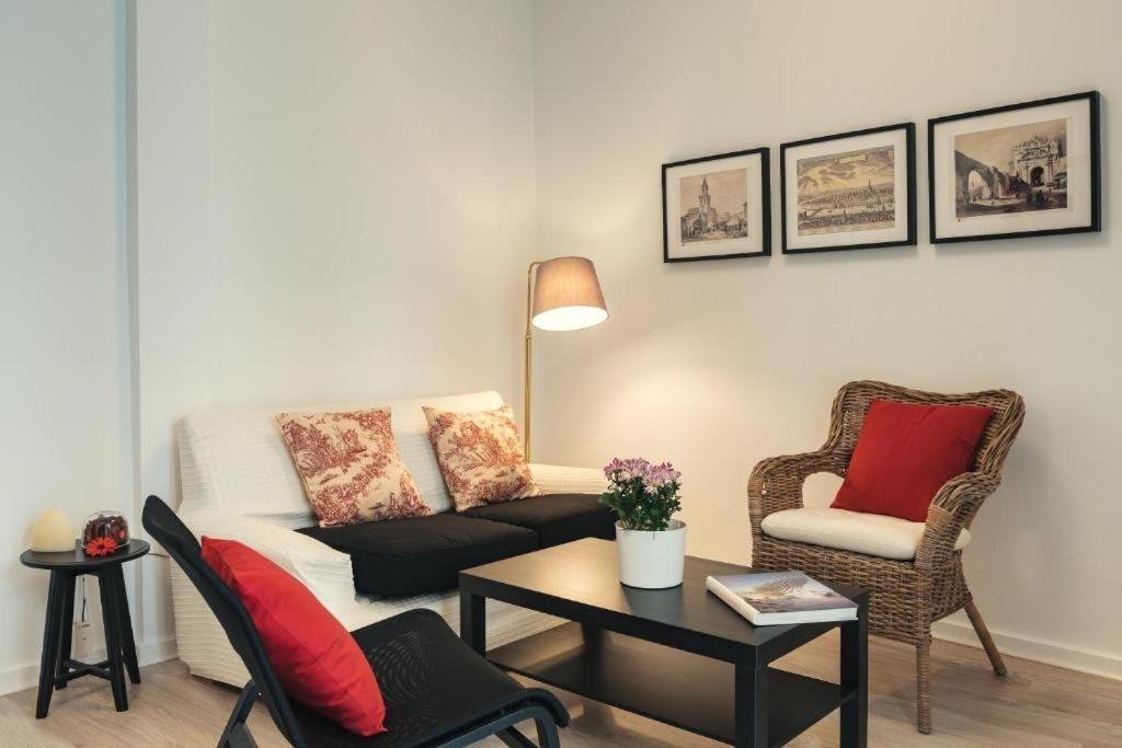 Apartamentos San Pedro Sevilla Bagian luar foto